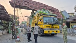 Fuso Muatan Cengkeh Tabrak Gapura Gandusari Blitar hingga Nyantol di Atas Truk