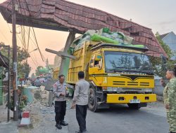 Fuso Muatan Cengkeh Tabrak Gapura Gandusari Blitar hingga Nyantol di Atas Truk