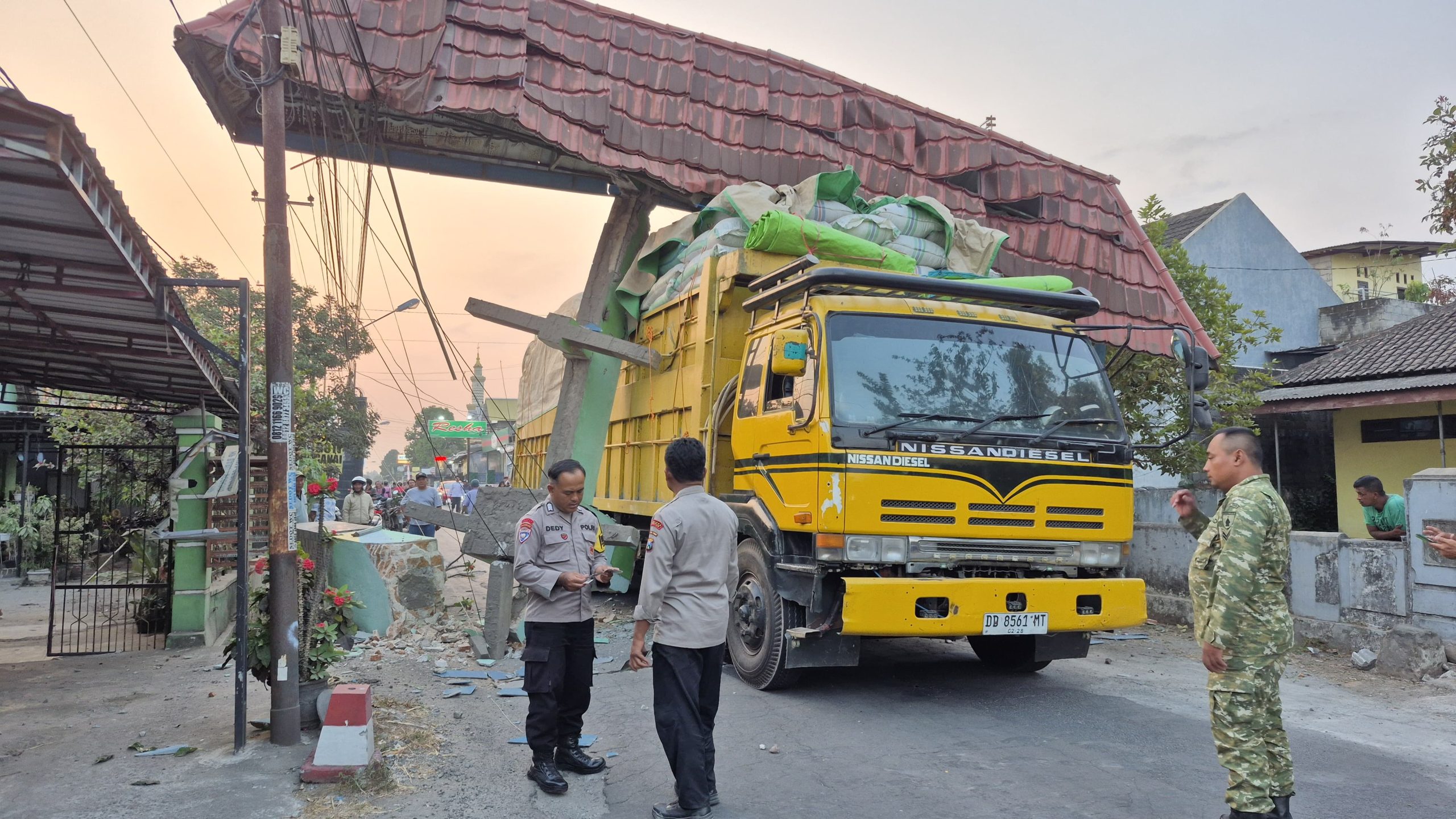 Fuso Muatan Cengkeh Tabrak Gapura Gandusari Blitar hingga Nyantol di Atas Truk