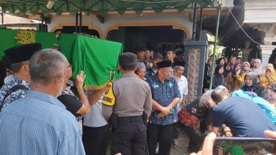 Polsek Lodoyo Barat Takziah dan Amankan Pemakaman Korban KM Virgo di Blitar