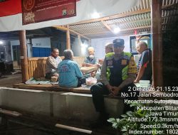Polsek Lodoyo Timur Sambangi Pos Kamling, Perkuat Keamanan Lingkungan di Sutojayan