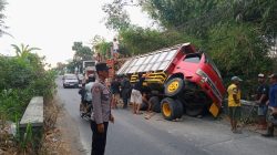 As Roda Patah, Truk Sarat Muatan Tebu Ambruk di Jalan Raya Garum Blitar