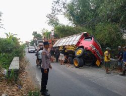 As Roda Patah, Truk Sarat Muatan Tebu Ambruk di Jalan Raya Garum Blitar
