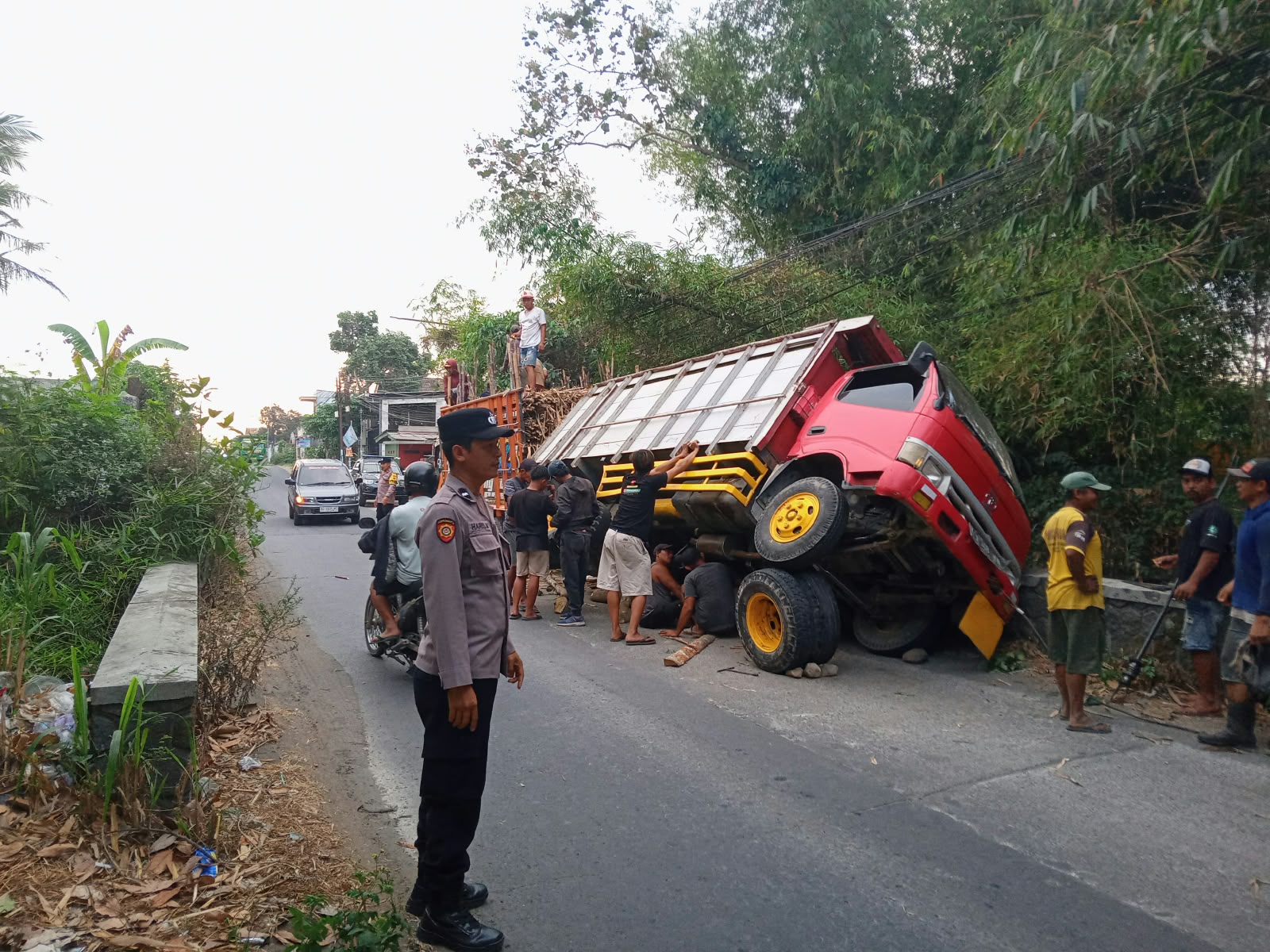 As Roda Patah, Truk Sarat Muatan Tebu Ambruk di Jalan Raya Garum Blitar