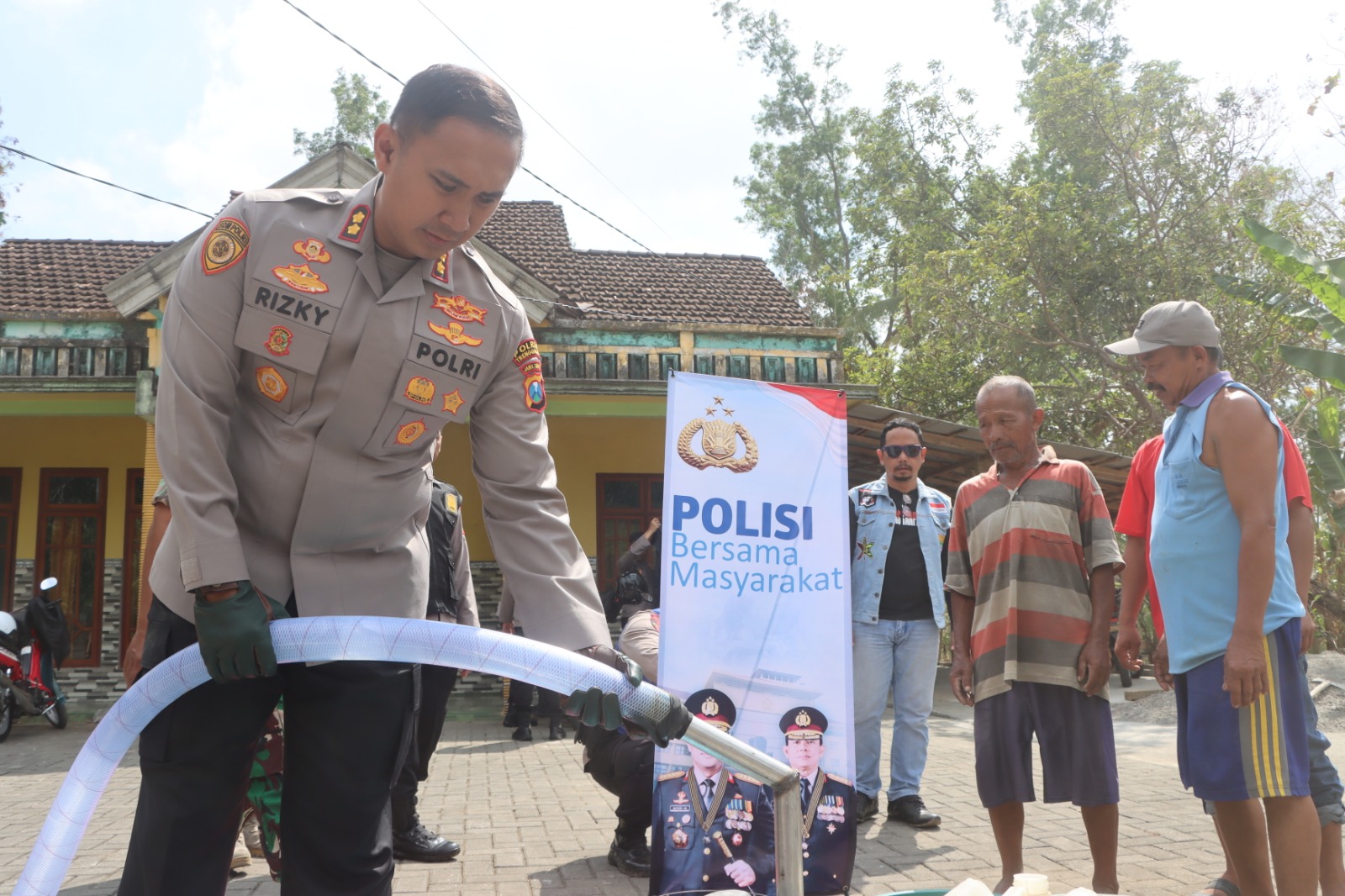 Patroli Gentong, Polres Trenggalek Salurkan 6 Ribu Liter Air Bersih ke Warga Terdampak Kekeringan