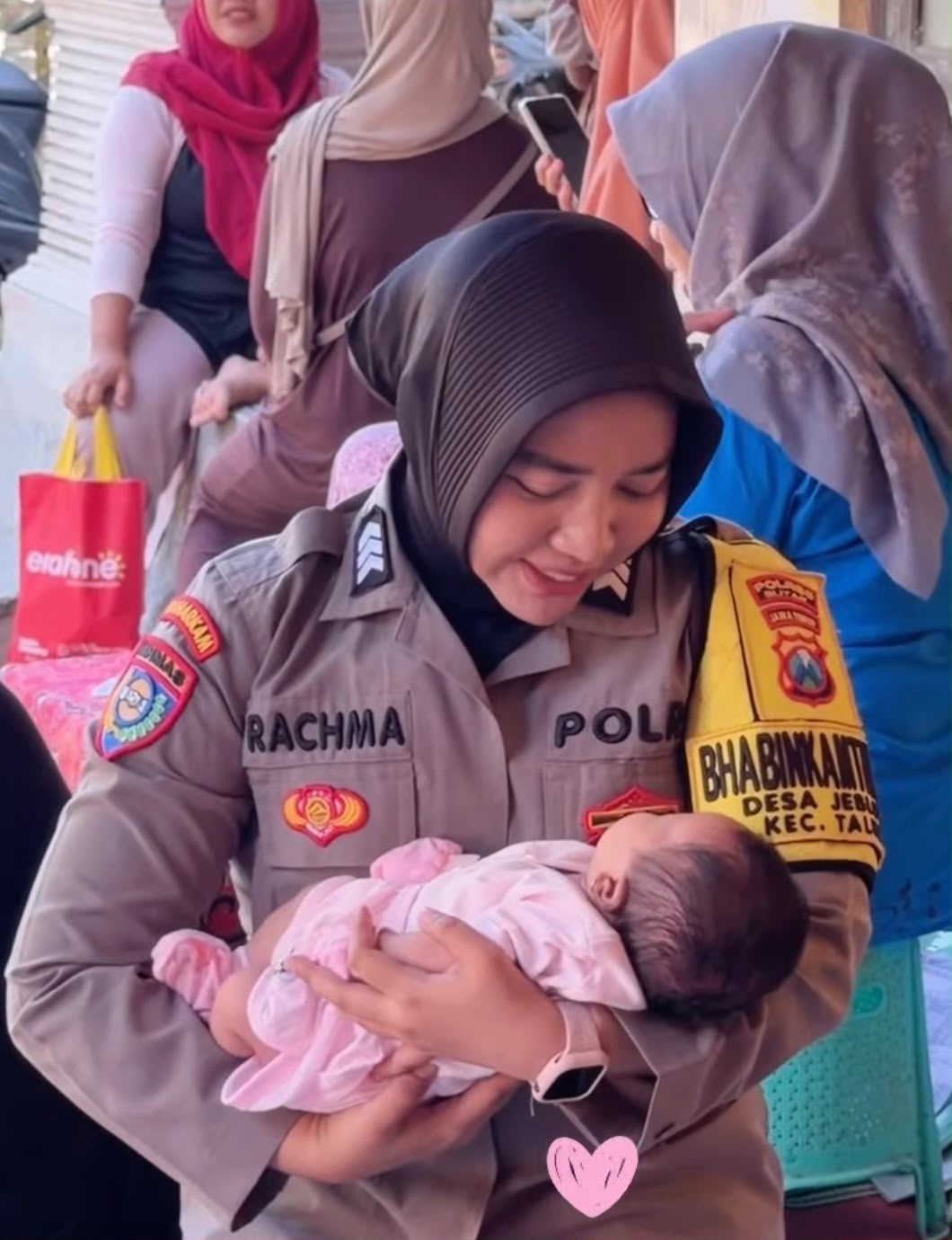 Bhabinkamtibmas Dampingi Posyandu Balita dan Lansia di Desa Jeblog Blitar