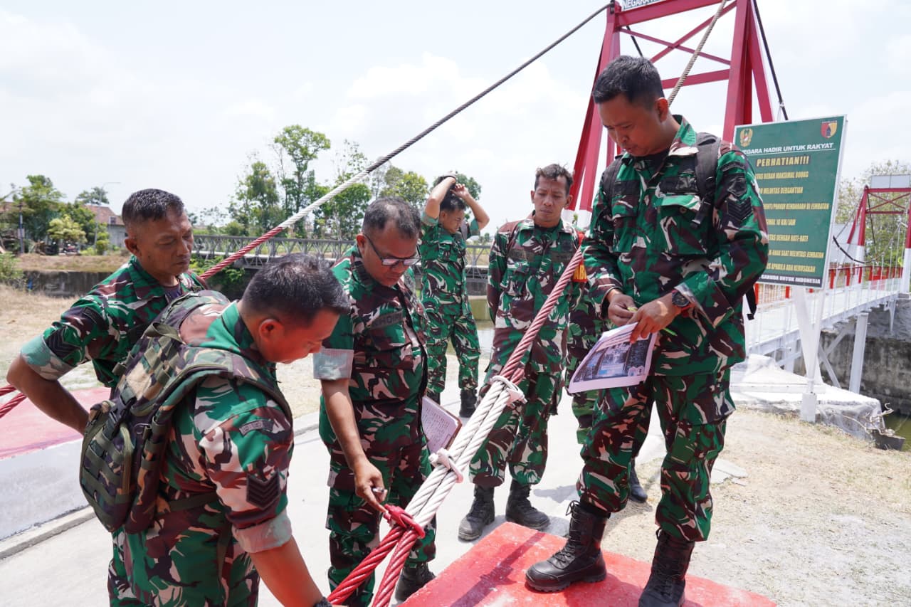 Tim Wasrik Itdam V/Brawijaya Tinjau Pembangunan Jembatan di Blitar