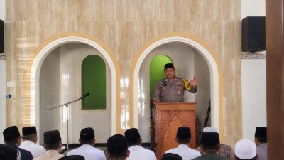 Sambangi Jamaah Masjid Hidayatullah, Bhabinkamtibmas Wonotirto Ajak Warga Jaga Kamtibmas