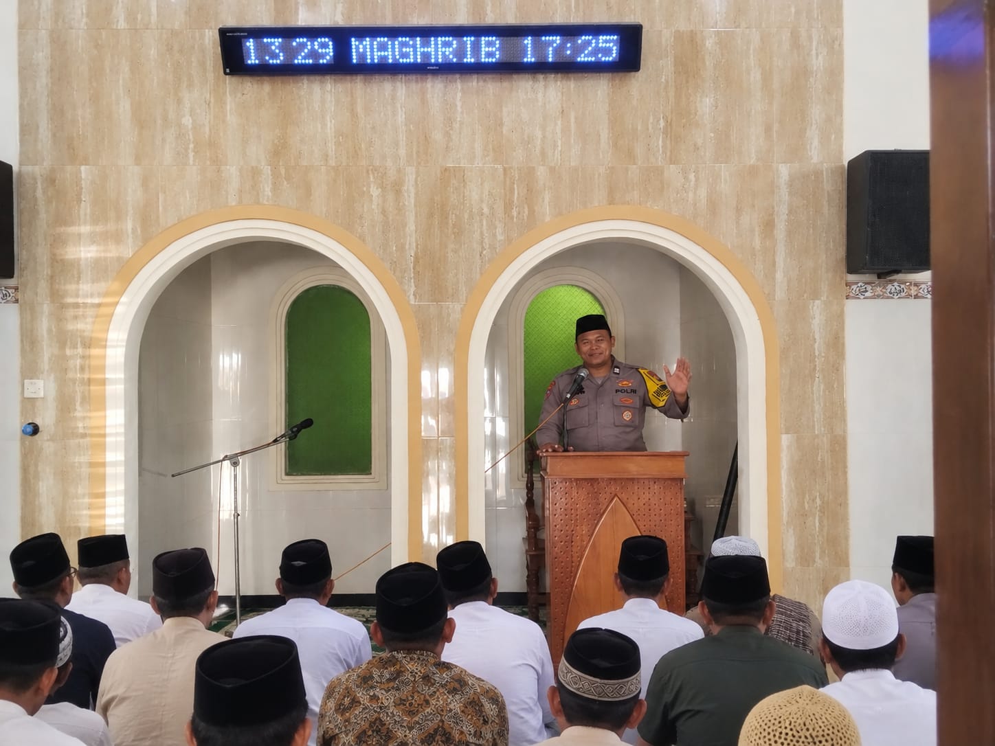 Sambangi Jamaah Masjid Hidayatullah, Bhabinkamtibmas Wonotirto Ajak Warga Jaga Kamtibmas