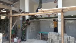 Babinsa Sanankulon dan Warga Gotong Royong Cat Masjid Nurul Huda Blitar
