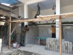 Babinsa Sanankulon dan Warga Gotong Royong Cat Masjid Nurul Huda Blitar