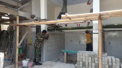 Babinsa Sanankulon dan Warga Gotong Royong Cat Masjid Nurul Huda Blitar