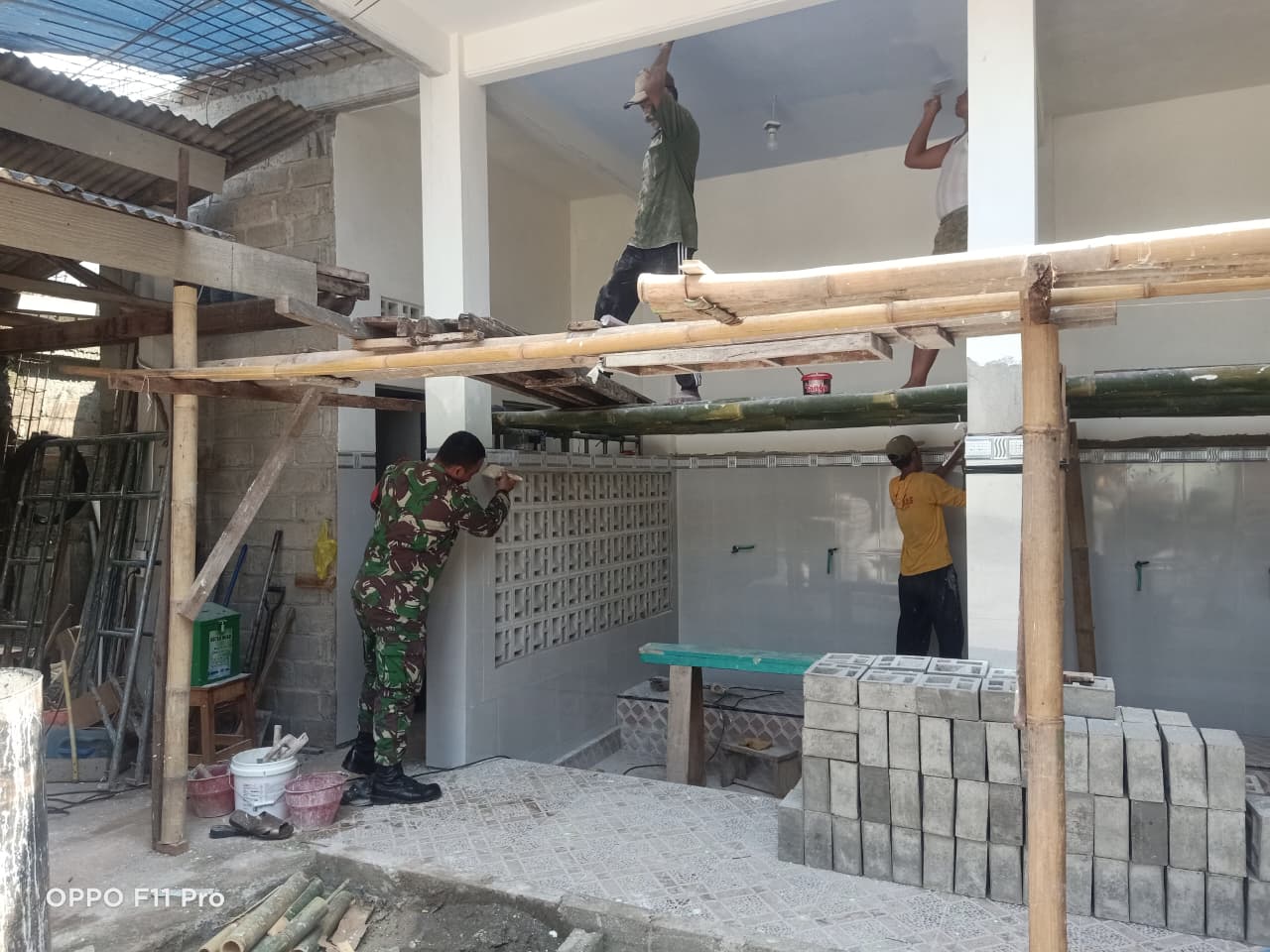 Babinsa Sanankulon dan Warga Gotong Royong Cat Masjid Nurul Huda Blitar