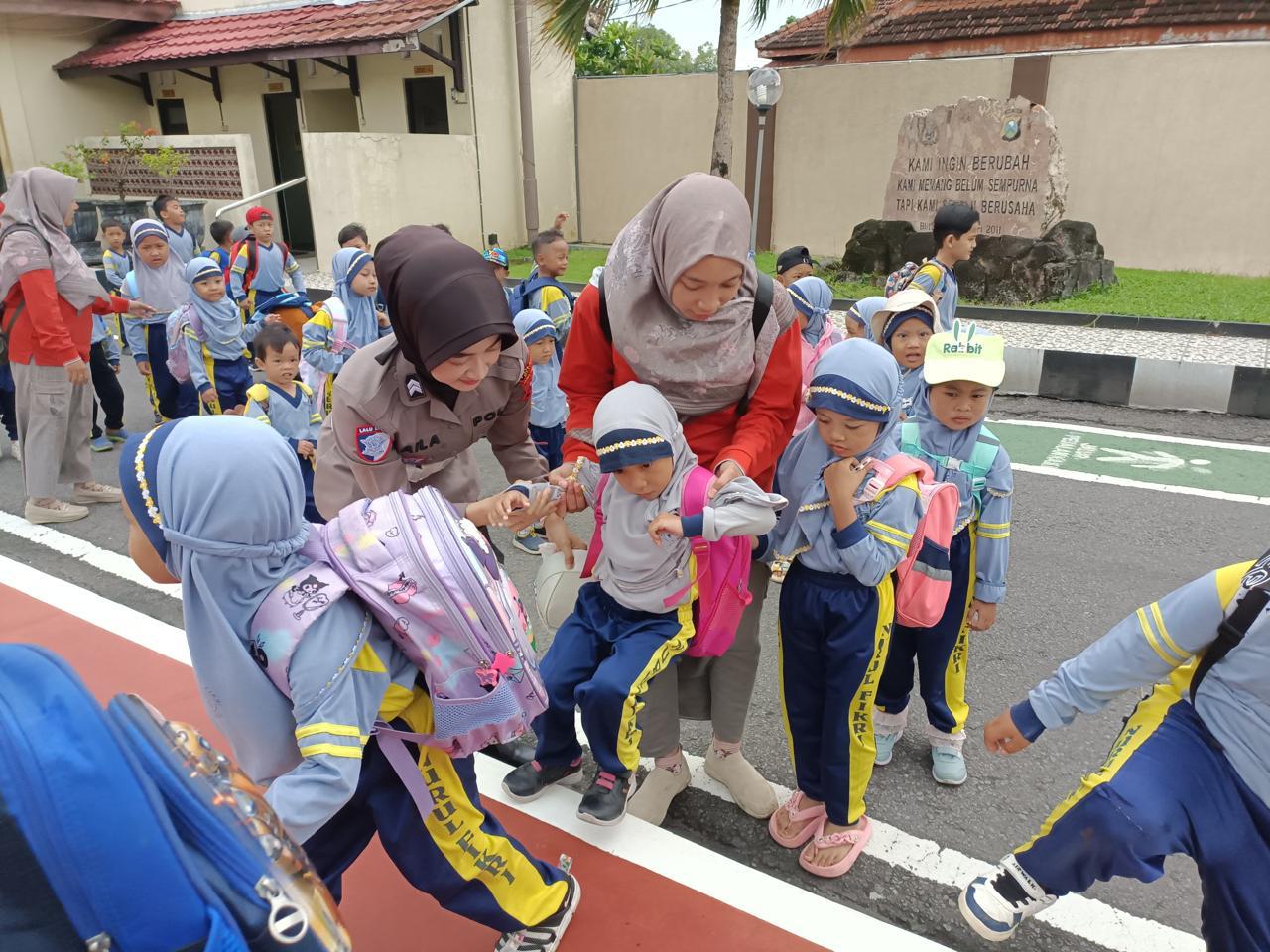 Polisi Sahabat Anak, Satlantas Polres Blitar Tanamkan Kesadaran Tertib Lalu Lintas Sejak Dini