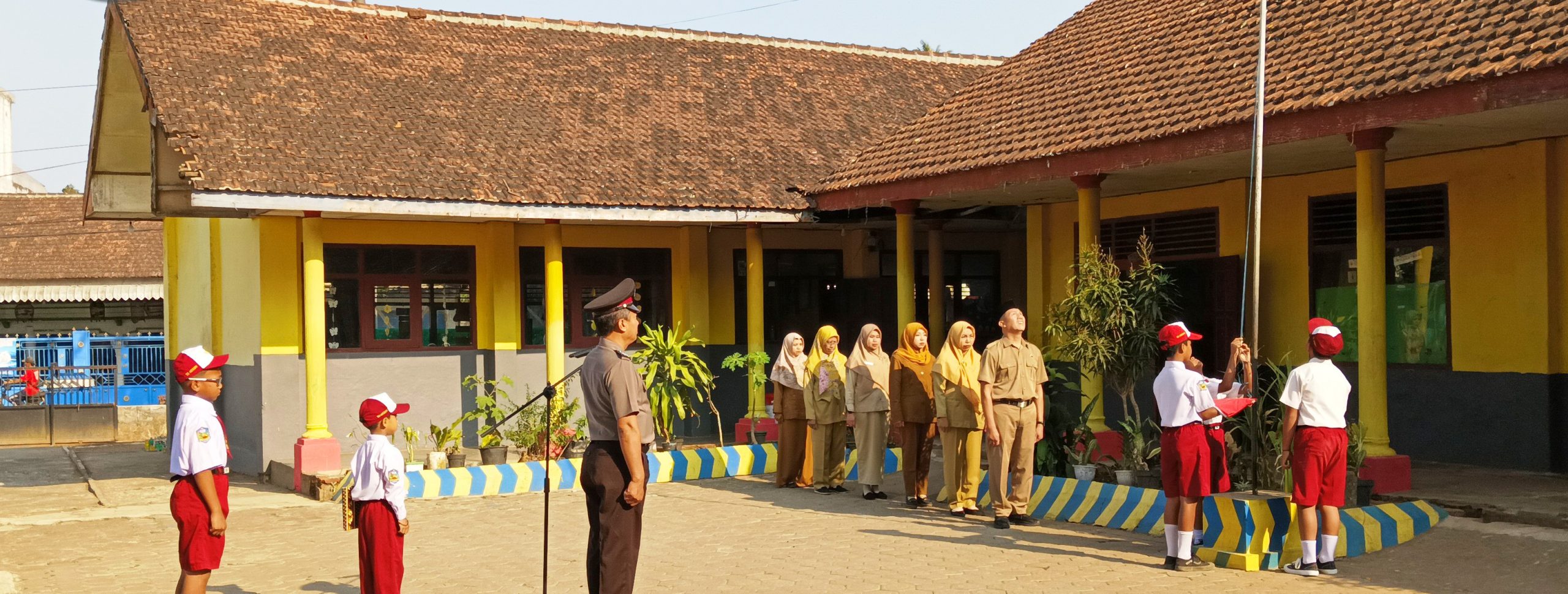 Polisi Masuk Sekolah di Blitar, Siswa SD Diingatkan Larangan Mengendarai Motor