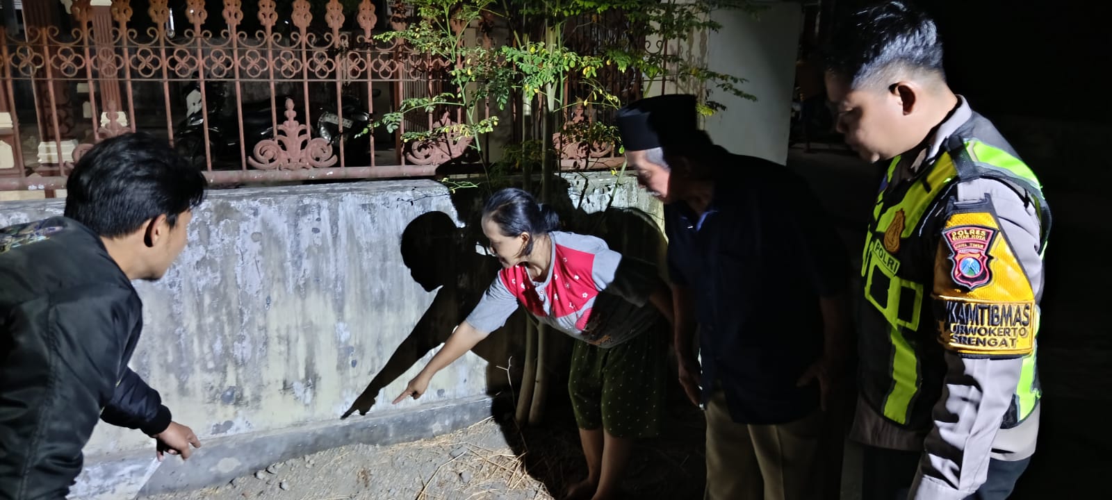 Geger Temuan Bayi Perempuan Baru Lahir di Teras Rumah Warga Srengat Blitar