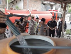 Polres Blitar dan BPBD Salurkan Air Bersih untuk Warga Terdampak Kekeringan di Panggungrejo