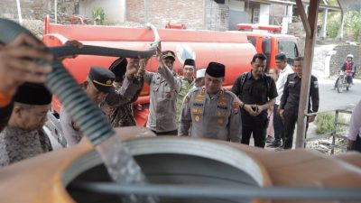Polres Blitar dan BPBD Salurkan Air Bersih untuk Warga Terdampak Kekeringan di Panggungrejo