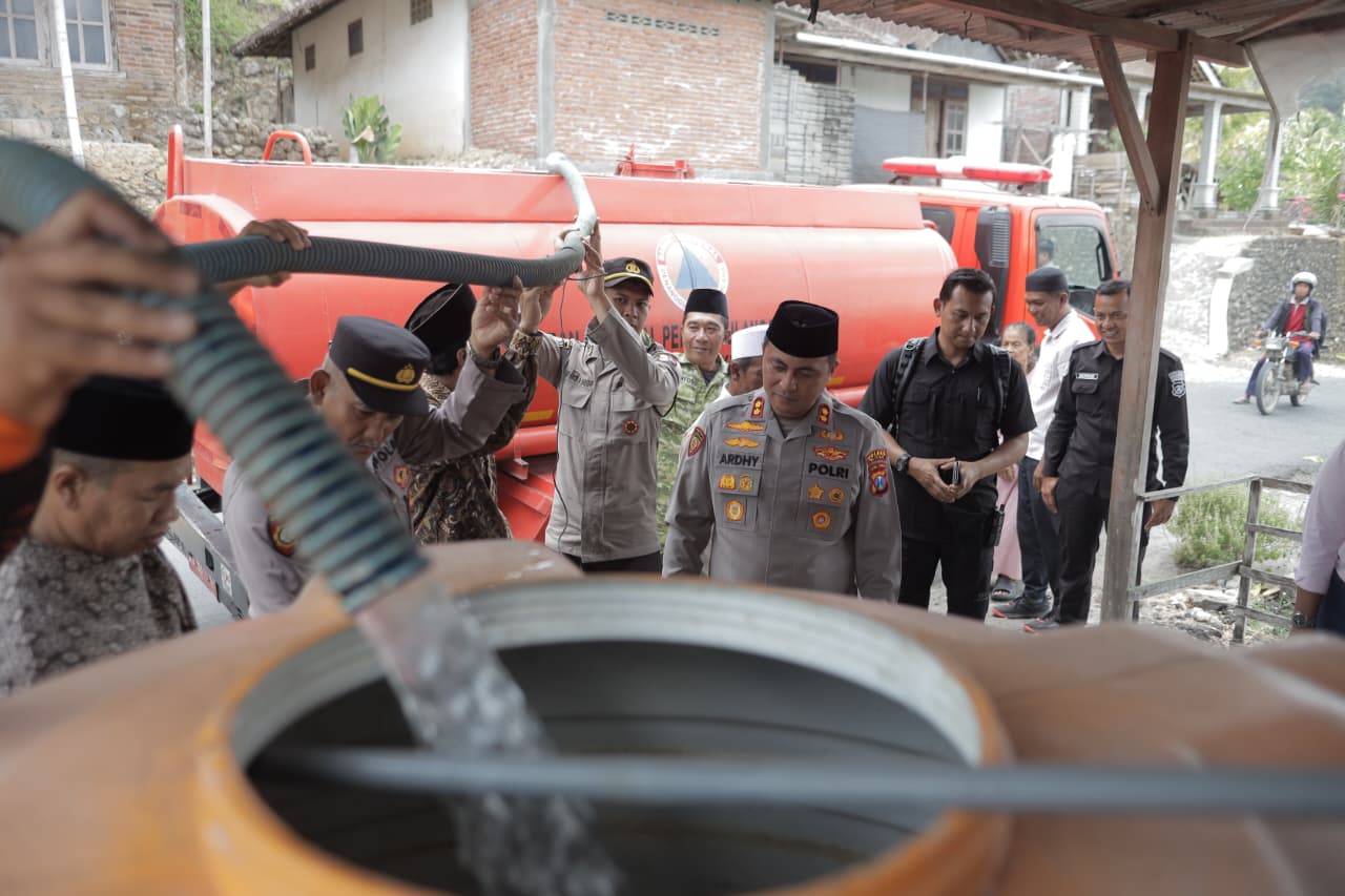 Polres Blitar dan BPBD Salurkan Air Bersih untuk Warga Terdampak Kekeringan di Panggungrejo