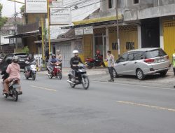 Kapolres Blitar Pantau Langsung Pengaturan Lalu Lintas di Depan SMAN 1 Talun