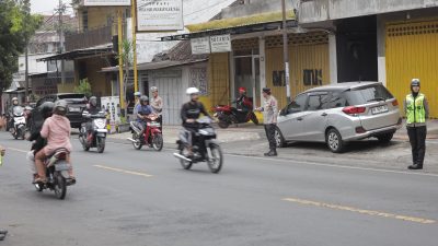 Kapolres Blitar Pantau Langsung Pengaturan Lalu Lintas di Depan SMAN 1 Talun