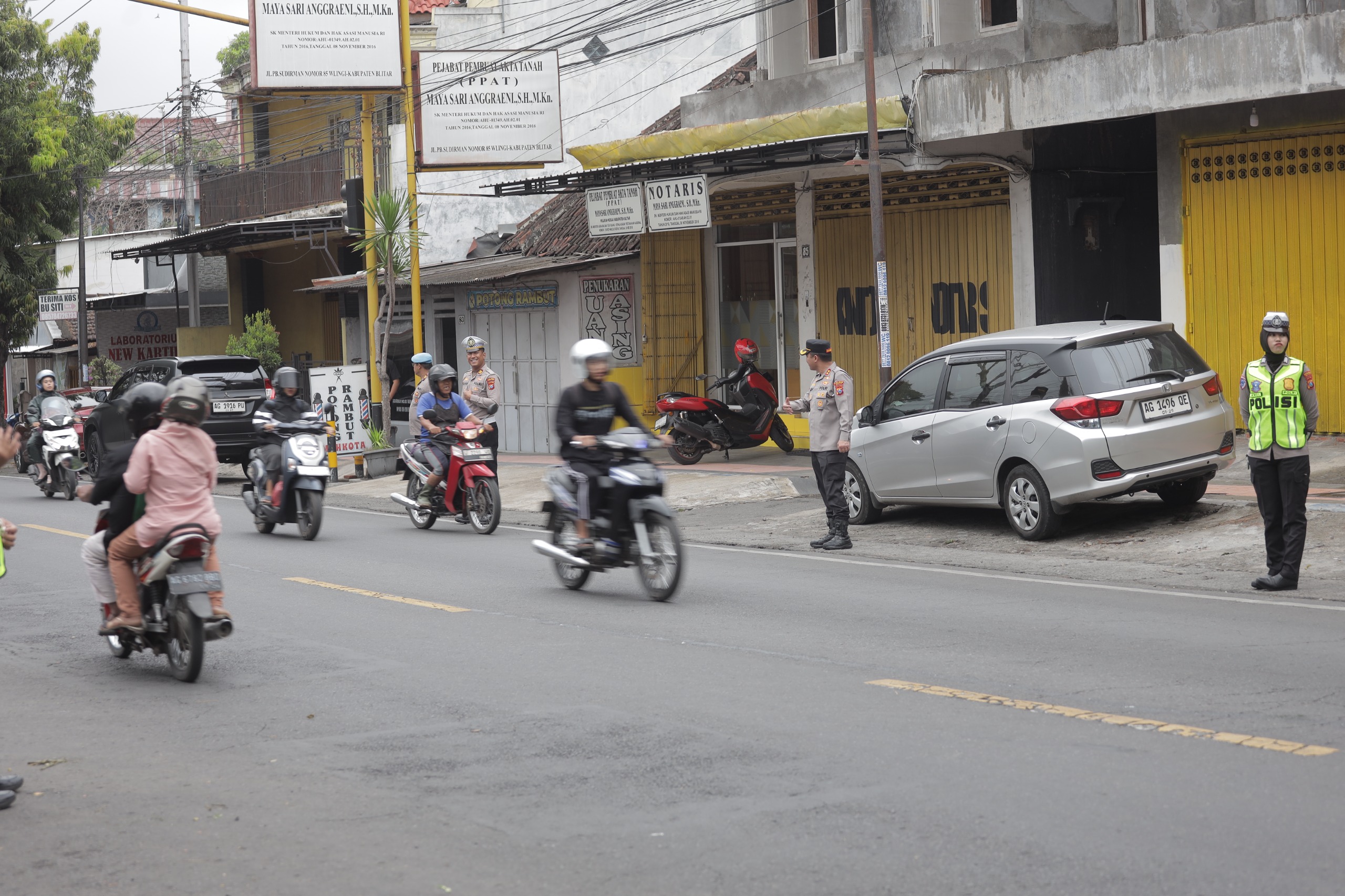 Kapolres Blitar Pantau Langsung Pengaturan Lalu Lintas di Depan SMAN 1 Talun