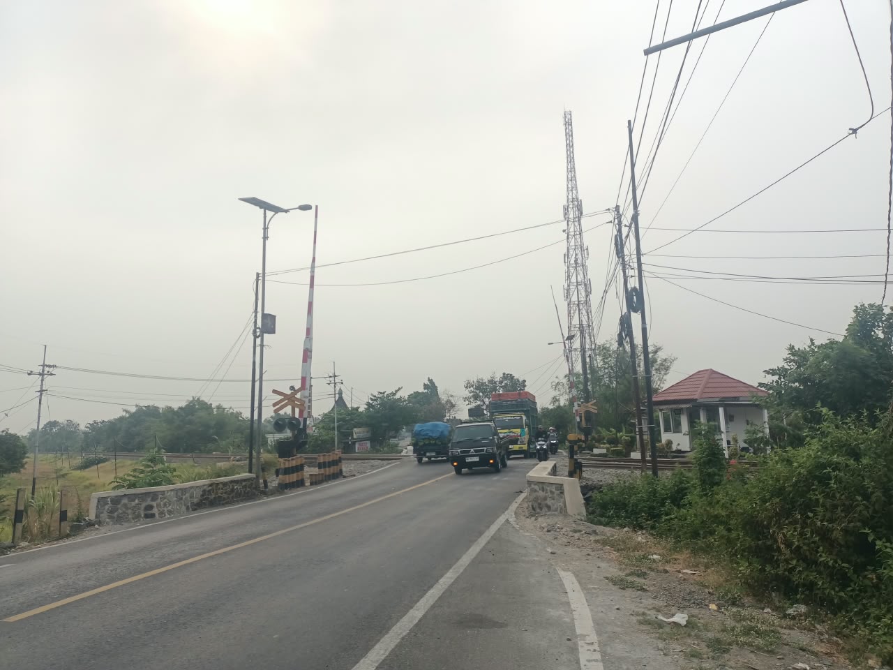 Tiga Hari Tiga Insiden di Perlintasan Kereta Api, KAI Daop 7 Madiun Ingatkan Bahaya Menerobos Palang