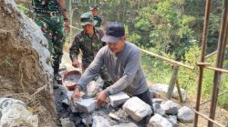 Semangat Pak Darto, Warga Lansia yang Bergotong Royong Bersama Satgas TMMD 130 di Desa Taji