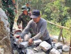 Semangat Pak Darto, Warga Lansia yang Bergotong Royong Bersama Satgas TMMD 130 di Desa Taji